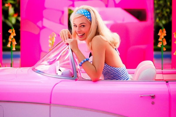 На новых кадрах «Барби» Марго Робби и Райан Гослинг катаются на роликах